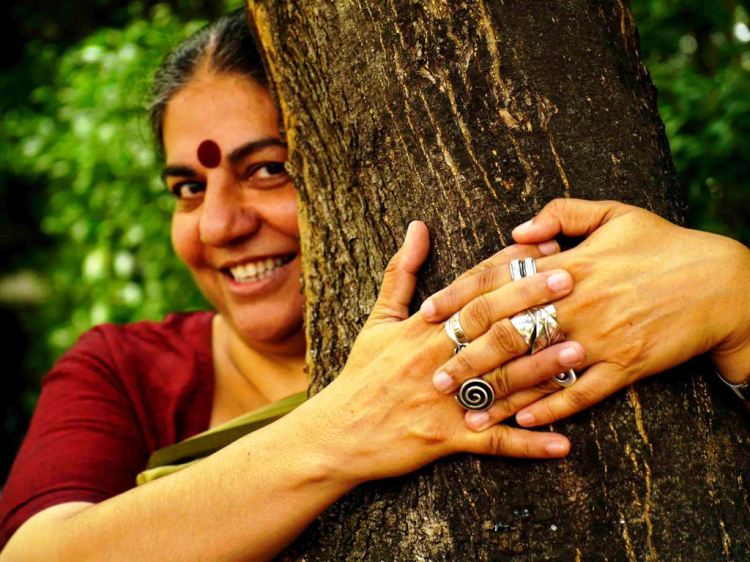 En Inde, les premières manifestations en faveur de l'écologie furent menées par les femmes des villages, qui s'opposèrent à la déforestation massive en partant enlacer des arbres sur la montagne. C'est en les observant, puis en les rejoignant que Vandana Shiva a entamé son action